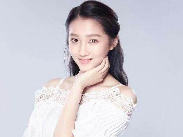 彤星闪耀，名字背后的励志演员之路