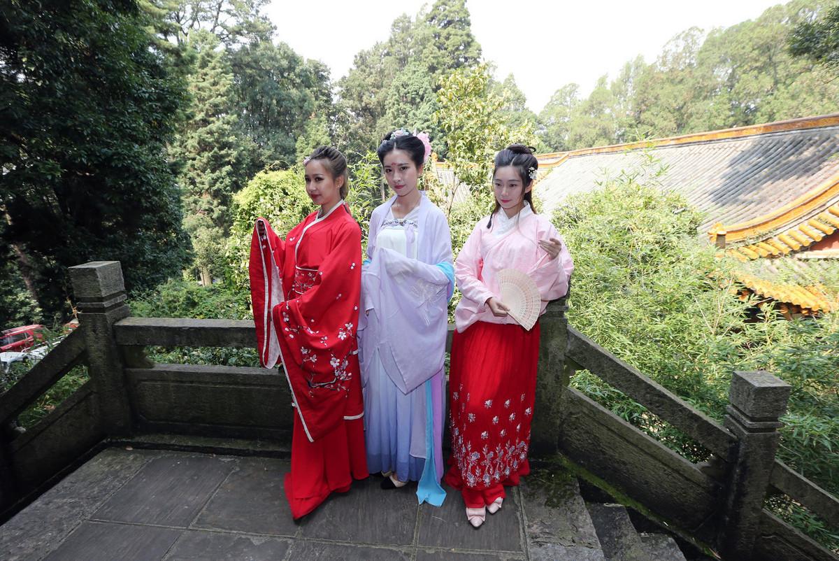 夏天小演员，燃烧激情，展现自信舞台之光
