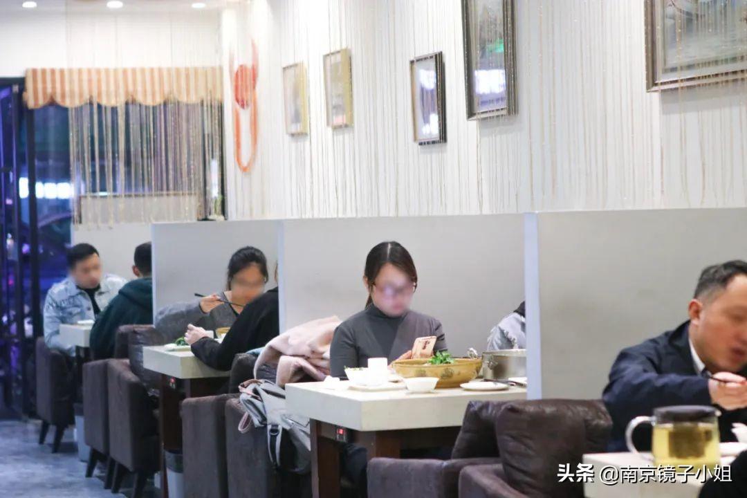 婴儿看电视与小巷特色小店，探索欢乐世界的旅程