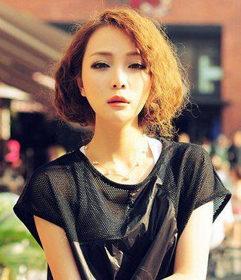 短发女演员的美发奇缘在小巷中绽放